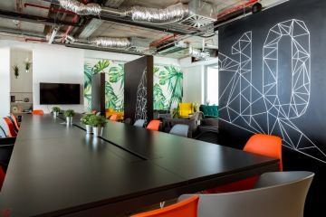 KonferenÄŤnĂ mĂstnost WorkLounge KarlĂn 5 kĹ™esel a TV