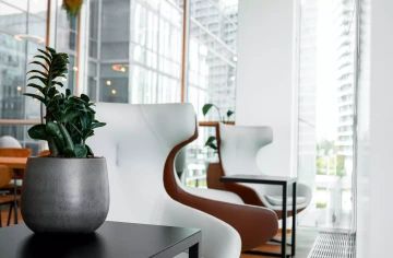 Pronájem kanceláře WorkLounge Pankrác křesla a lounge zona