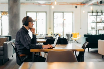 Coworking WorkLounge spokojený kolega při práci kdekoliv