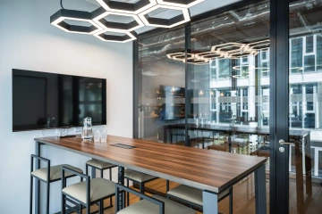 Moderní zasedací místnost ve WorkLounge v Dejvicích k pronájmu