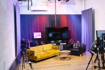 Moderně vybavené podcastové studio ve WorkLounge Event House Karlín.