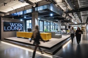 WorkLounge Příkopy recepce a lounge s výhledem na terasu.