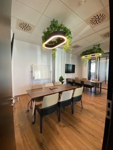Zasedací místnost až pro 12 osob k pronájmu WorkLounge Pankrác