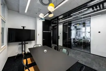 KonferenÄŤnĂ mĂstnost WorkLounge KarlĂn 5 kĹ™esel a TV