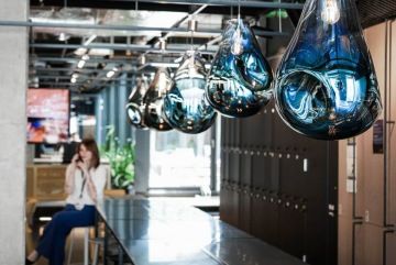 Práce ze sdĂlenĂ©ho lounge s design prvky WorkLounge PĹ™Ăkopy