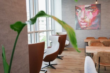 cowork Pankrác, křesla s výhledem a stoly k sezení a práci