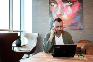 Cowork Pankrác, pracující kolega s telefonem a počítačem