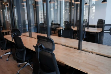 Pronájem kanceláře - vybavení, židle, stoly. Pankrác