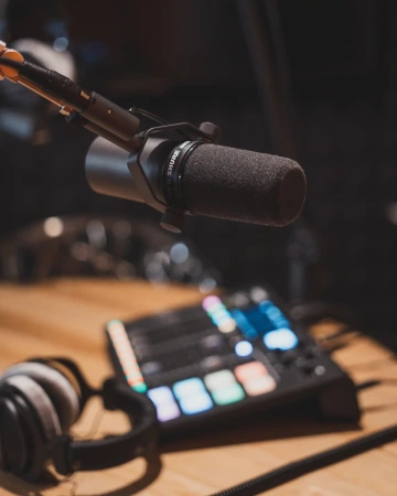 Podcast room WorkLounge Příkopy a jeho vybavení, mikrofony