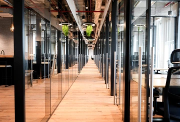 WorkLounge Dejvice - chodba mezi světlými kancelářemi - místo, kde může váš bzynys růst