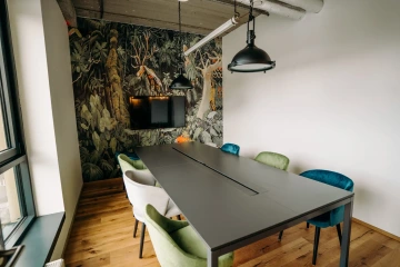 Konferenční místnost WorkLounge Karlín 5 křesel a TV