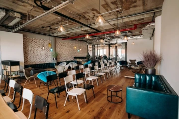 Eventový prostor WorkLounge Karlín s vybavením a podium, židle