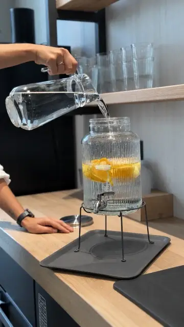 Naápojový balíček WorkLounge vent, prosecco, skleničky, voda, káva