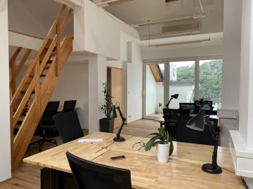 Sdílená kancelář, vybavení, stoly, židle, výhled Karlín