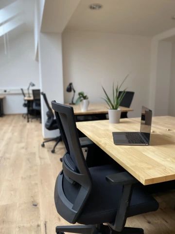 Cowork place Praha 3, macbook a stul