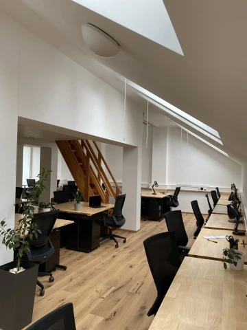 sdílený open space office workLounge SMíchov, židle a stoly