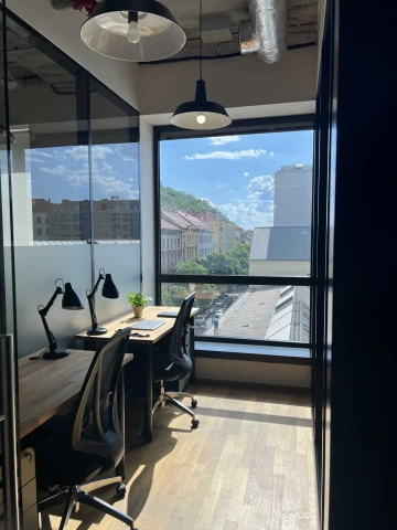 Kanceláře WorkLounge a jejich vybavení, židle a stoly