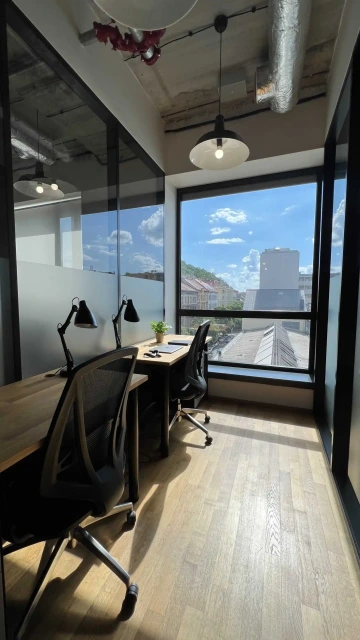 Sdílená kancelář Karlín Praha 8, vybavení, stoly, židle, výhled Karlín