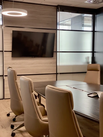 Zasedací a konferenční místnost WorkLounge Karlín stůl a židle, promítací technika