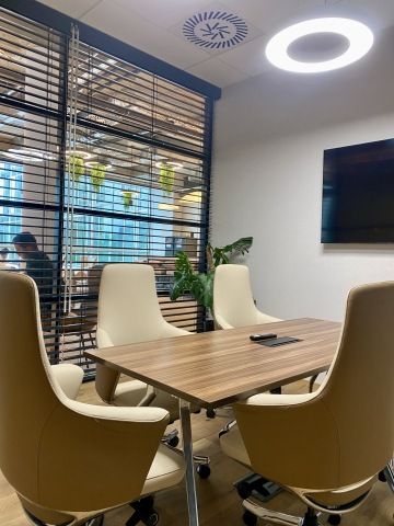 WorkLounge Pankrác zasedací místnost s technikou