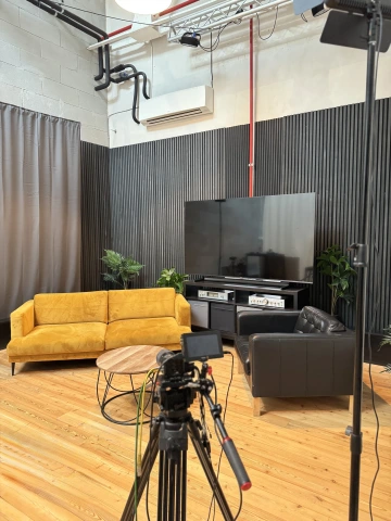 Konferenční místnost WorkLounge Karlín 5 křesel a TV