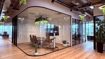 Konferenční místnost WorkLounge Karlín 5 křesel a TV