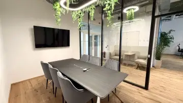 KonferenÄŤnĂ mĂstnost WorkLounge KarlĂn 5 kĹ™esel a TV