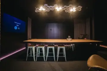 Konferenční místnost WorkLounge Karlín 5 křesel a TV