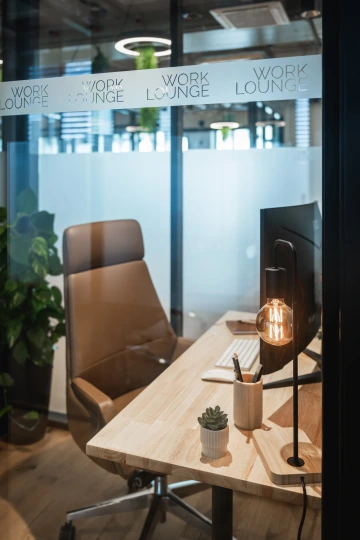 Coworking lounge ve WorkLounge, stoly, křesla, designové vybavení