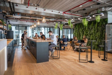 WorkLounge Dejvice hlavní kuchyňka s posezením