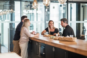 Komunitní akce ve WorkLounge, open space office, kanceláře a coworking, terasa