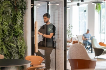 WorkLounge Dejvice je vybaven call budkami pro nerušené hovory.