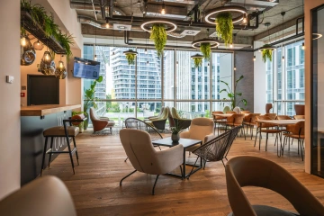 Coworking WorkLounge lounge, kÅ™esla, stoly, sdÃlenà práce a open space, cihly