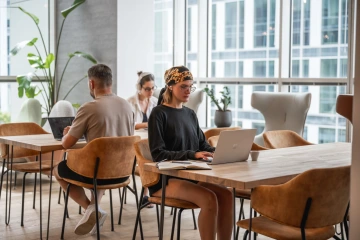 Cowork vybavení ve WorkLounge coworking center