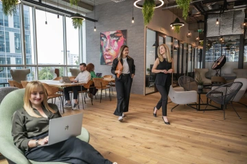 Coworkingové centrum a spokojení lidé ve WorkLounge