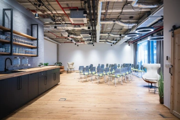 Moderní světlý prostor pro firemní a komunitní akce ve WorkLounge v Dejvicích