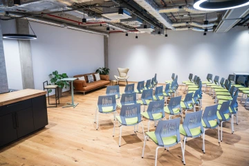 Konferenční místnost Praha WorkLounge Karlín, křesla, židle, gauč