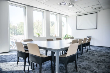 Velká zasedací místnost k pronájmu ve WorkLounge Dejvice