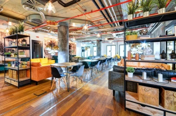 Coworking a denní vstup do kanceláře s vybavením, lounge, křesla, stoly, židle, design Worklounge