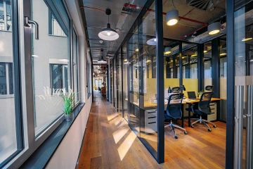 Pronájem kanceláře WorkLounge a vybavení židle a stoly, výhled ven