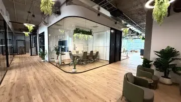 Menší zasedací místnost ve WorkLounge Pankrác nabízí klidné prostředí pro soustředěná jednání.