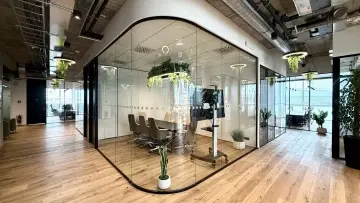 Pronájem kanceláře praha, wework, worklounge, coworking, žena sedí a pracuje s počítačem