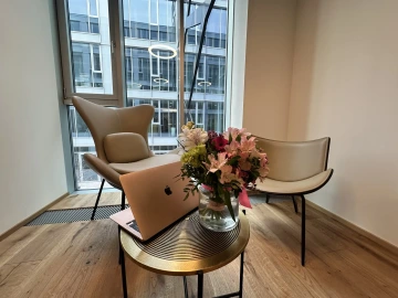 Coworking a kanceláře WorkLounge vybavení telefonující osoba