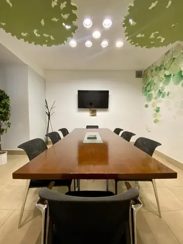 Zasedací místnost k pronájmu na hodinu i celý den. WorkLounge Smíchov Klamovka.