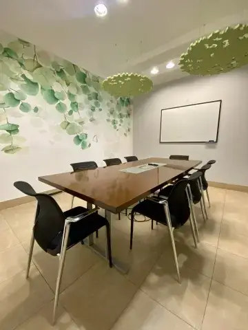 Zasedací místnost k pronájmu na hodinu i celý den. WorkLounge Smíchov Klamovka.