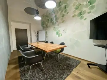 Konferenční místnost WorkLounge Karlín 5 křesel a TV