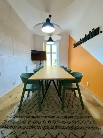Zasedací místnost k pronájmu na hodinu i celá den na pražském Smíchově. WorkLounge Klamovka.