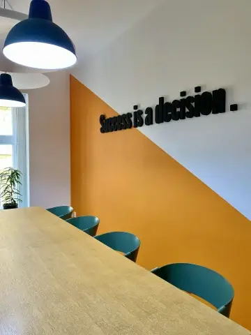 Zasedací místnost k pronájmu na hodinu i celá den na pražském Smíchově. WorkLounge Klamovka.