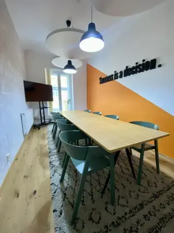 Konferenční místnost WorkLounge Karlín 5 křesel a TV