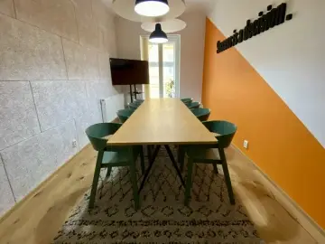 Zasedací místnost k pronájmu na hodinu i celá den na pražském Smíchově. WorkLounge Klamovka.